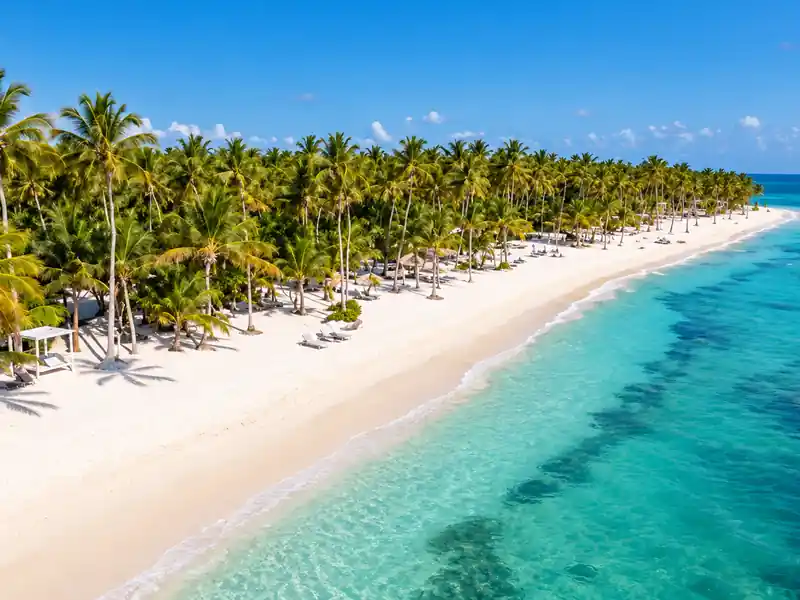 Catalonia Punta Cana tropical beach with white sand, palm trees and turquoise Caribbean water.